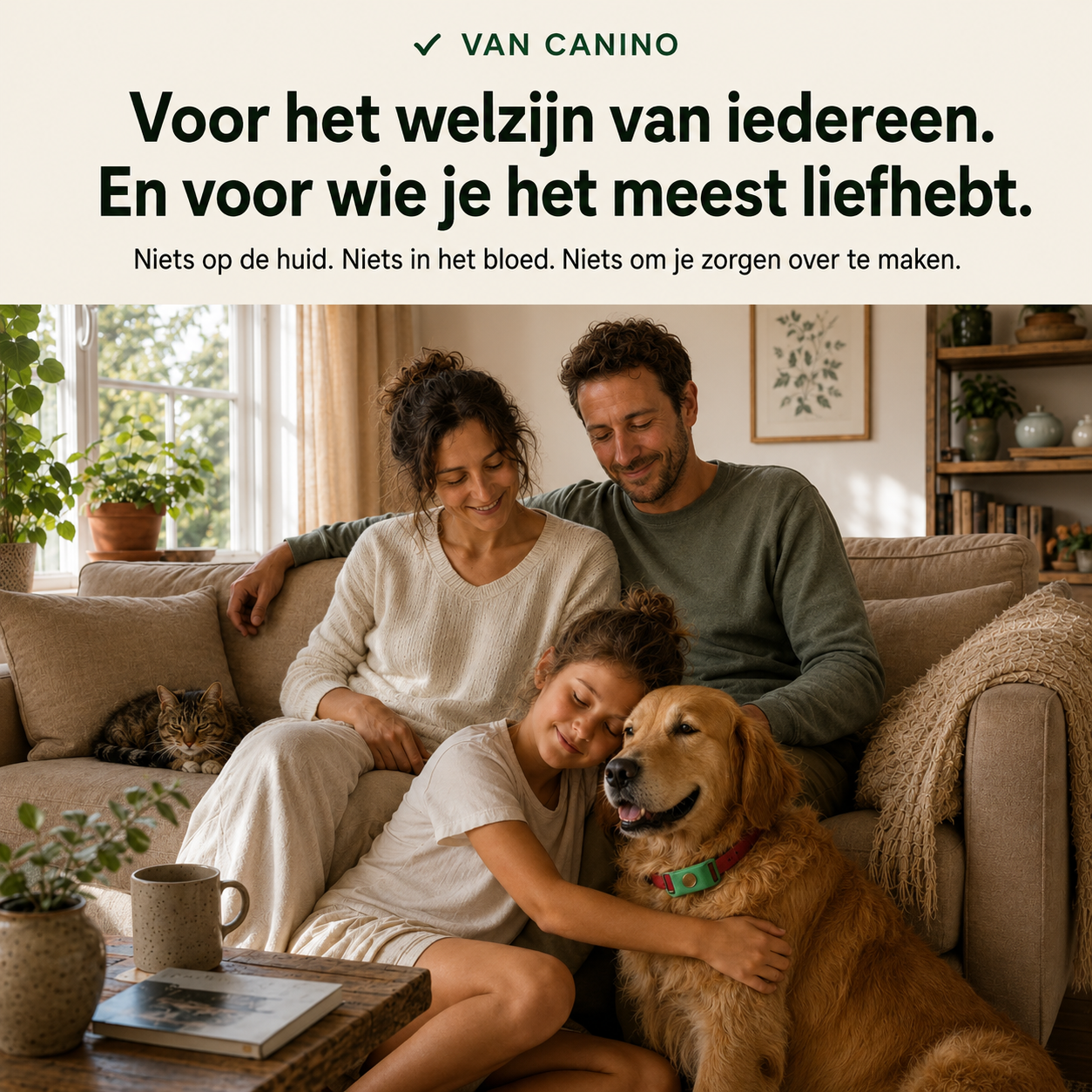 Gezin met hond op de bank en de Canino-hanger zichtbaar aan de halsband